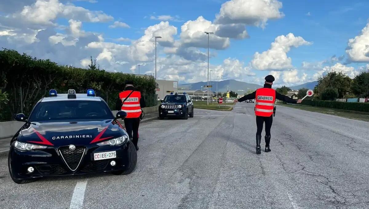 Occultavano la droga nelle mutande e in confezioni di snack: scoperti in un controllo stradale, denunciati -
