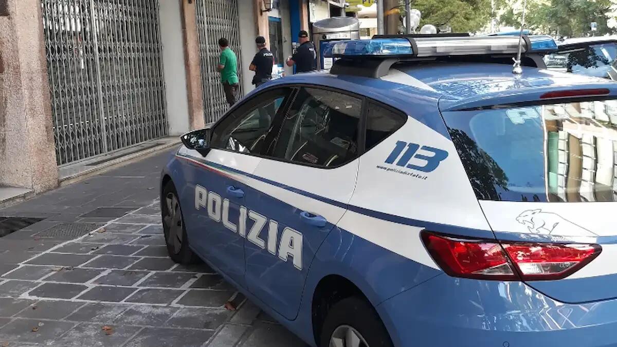 Momenti di paura in centro a Udine: giovane diventa violento in strada, intervengono le forze dell'ordine - 
