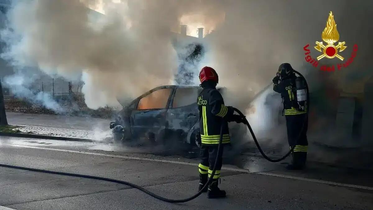 Auto prende fuoco per strada: distrutto il veicolo, la nube di fumo invade la tangenziale e blocca il traffico - 