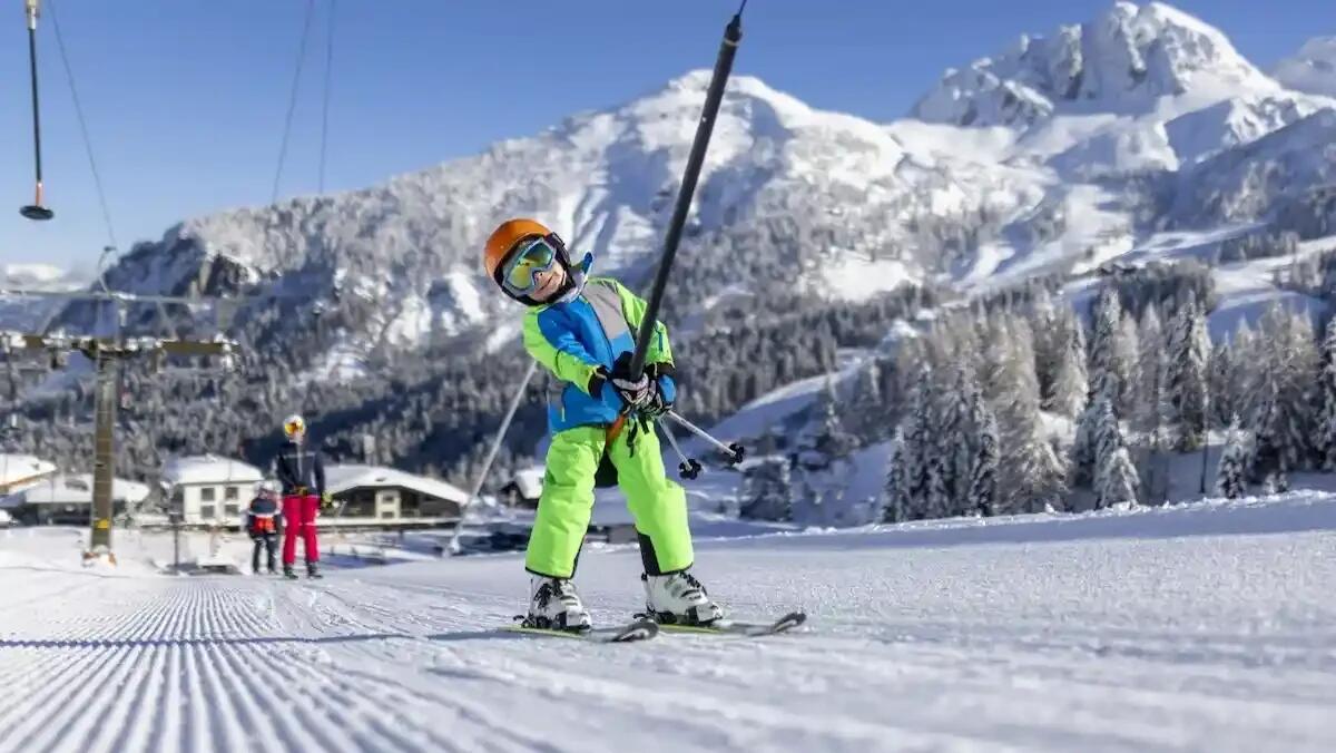 Divertimento sulla neve: corsi di sci e attività per bambini a Nassfeld -