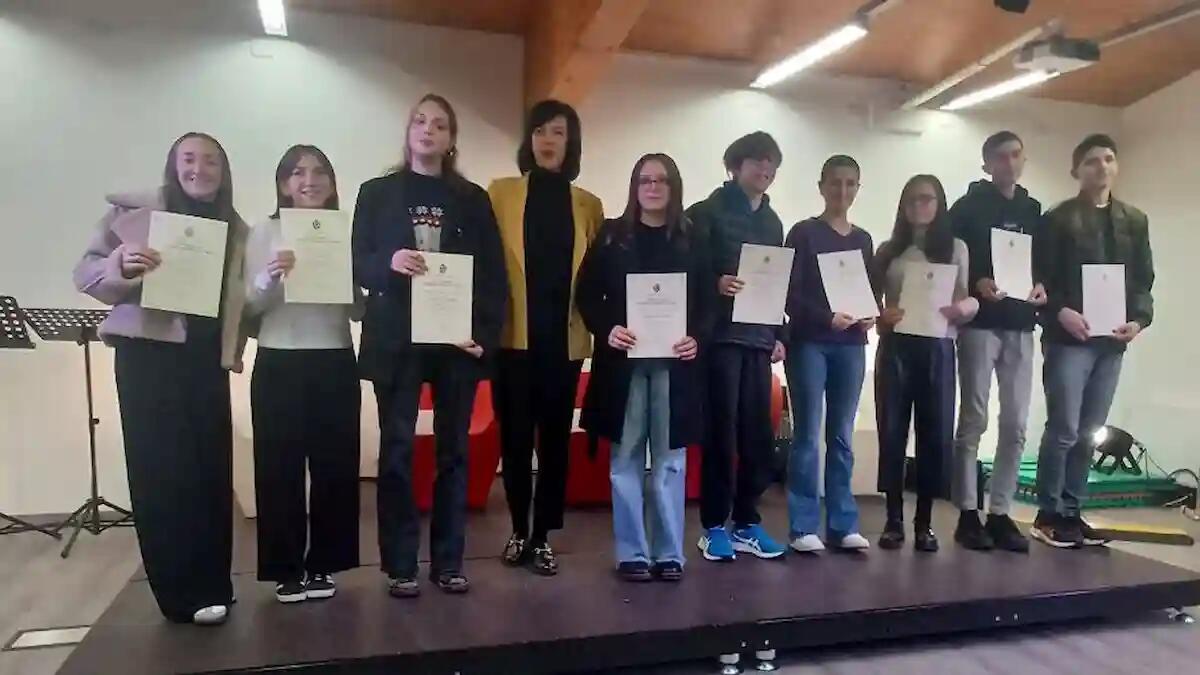 Fiume Veneto premia gli studenti meritevoli con borse di studio per il loro impegno - 