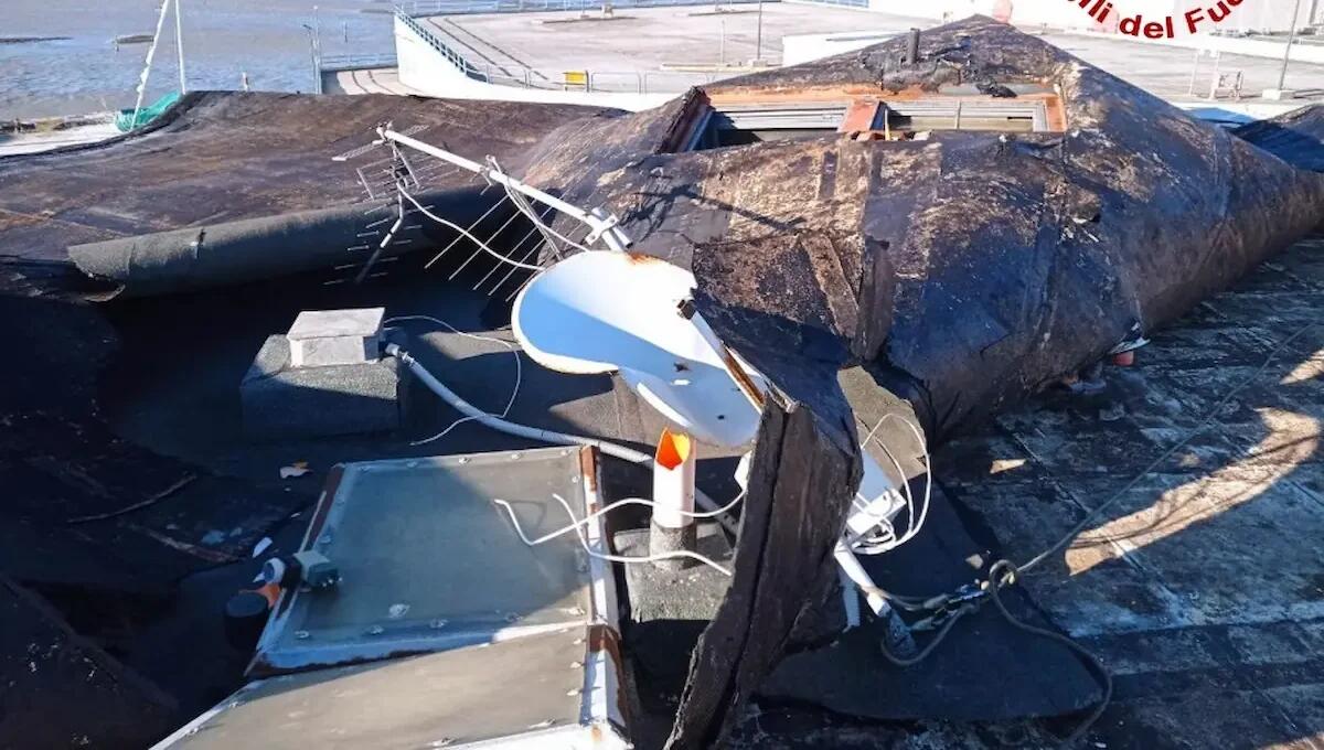 Copertura di una palazzina divelta dal vento: oltre tre ore d'intervento per metterla in sicurezza - 