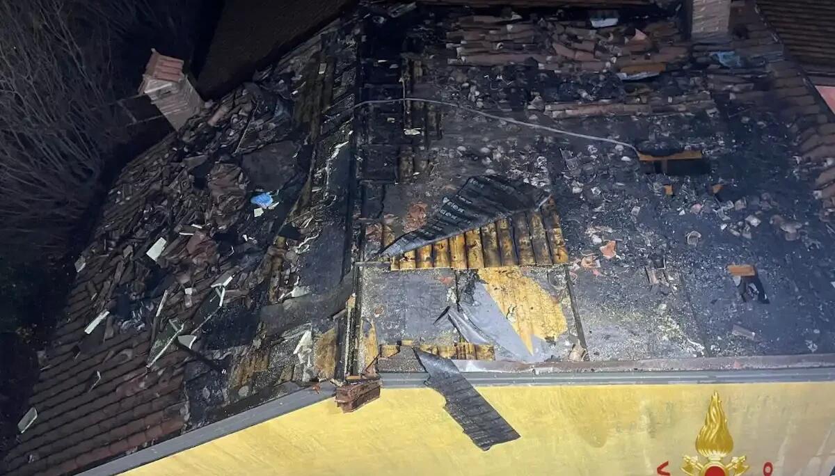 Le fiamme divorano il tetto in legno di una casa a due piani: edificio inagibile, sfollata una famiglia - 