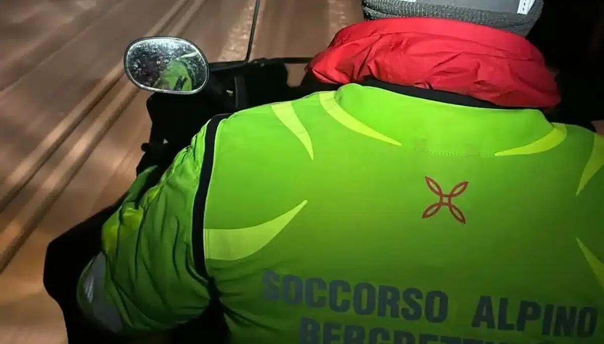Finisce fuori pista con la slitta e precipita per 20 metri nel bosco: ferito turista 13enne -