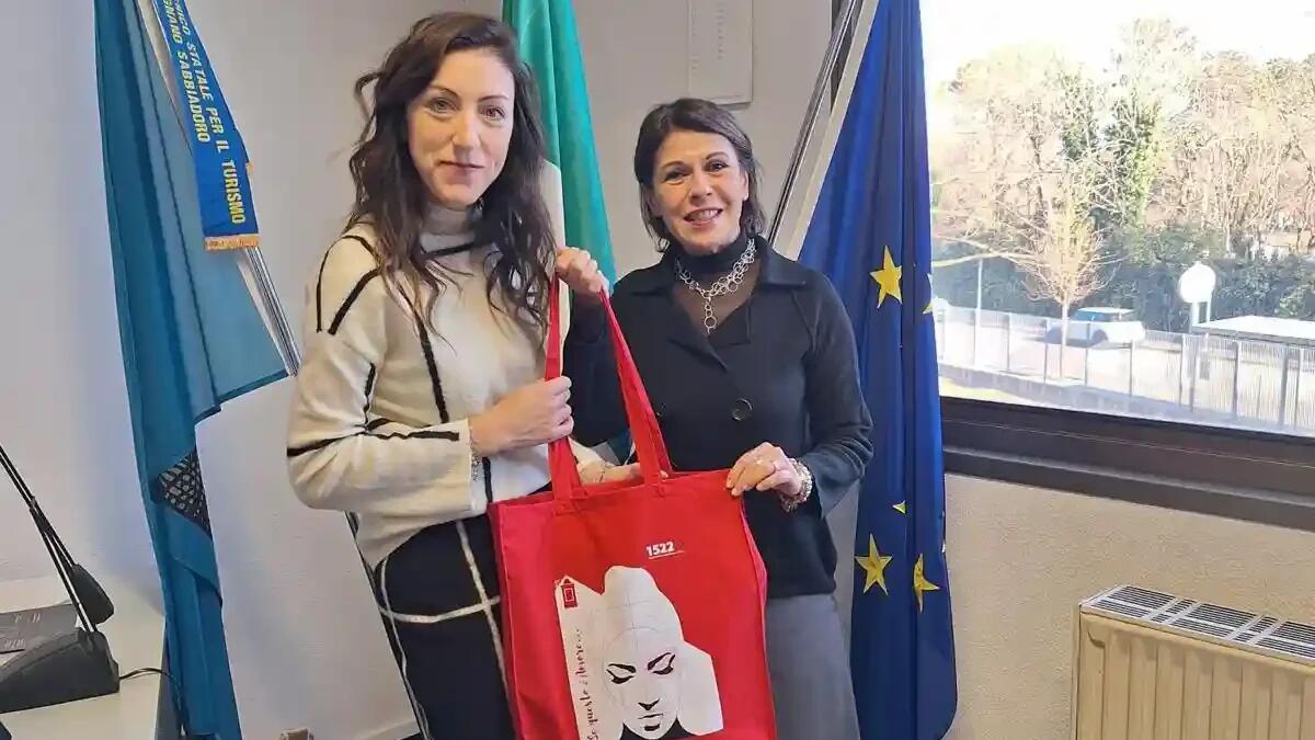 A Lignano Sabbiadoro una campagna contro la violenza di genere: borse rosse per sensibilizzare - 