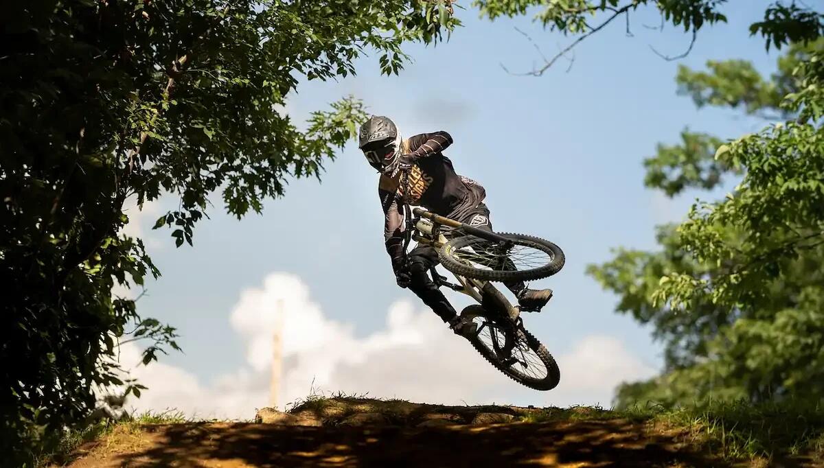 Fatale un salto con la bici in freeride: muore 50enne Ivan Luccon, aperta inchiesta per omicidio colposo - 