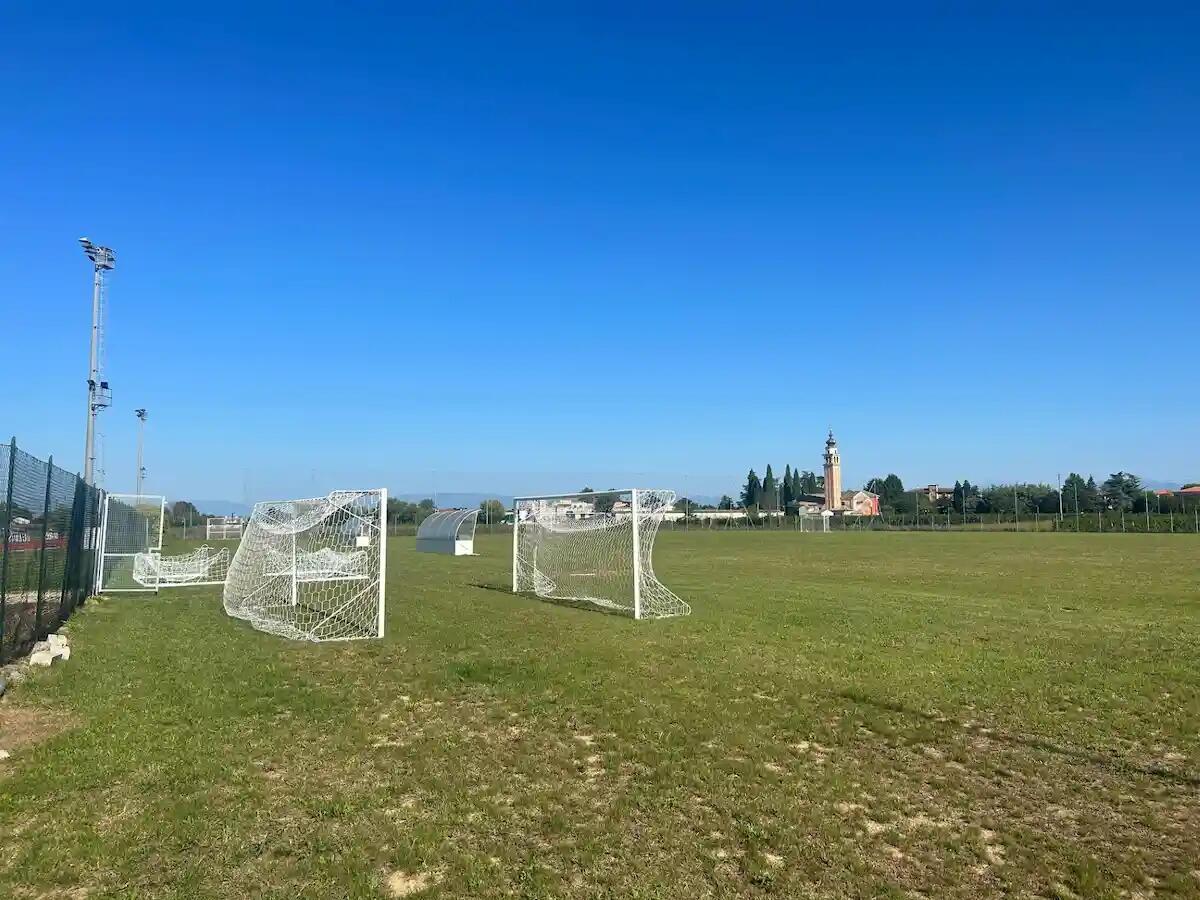 Nuovo impianto di illuminazione per il campo da calcio a San Biagio di Callalta - 