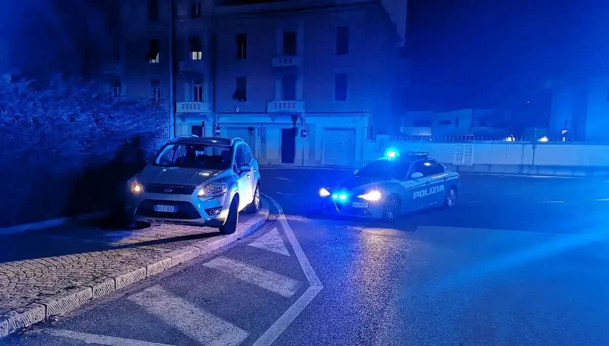 Folle inseguimento per le vie del centro, 37enne fugge prima su auto rubata, poi a piedi: fermato e arrestato - 