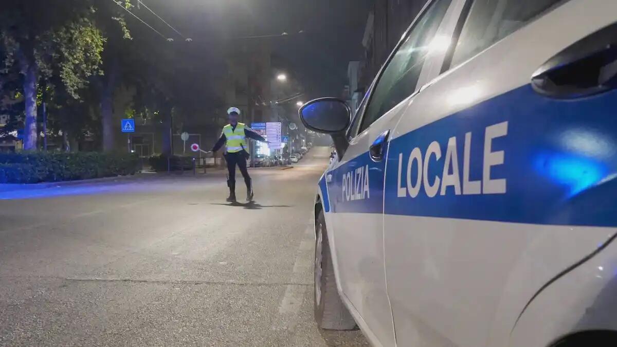Senza patente alla guida di un'auto priva di revisione: nei guai un 24enne - 
