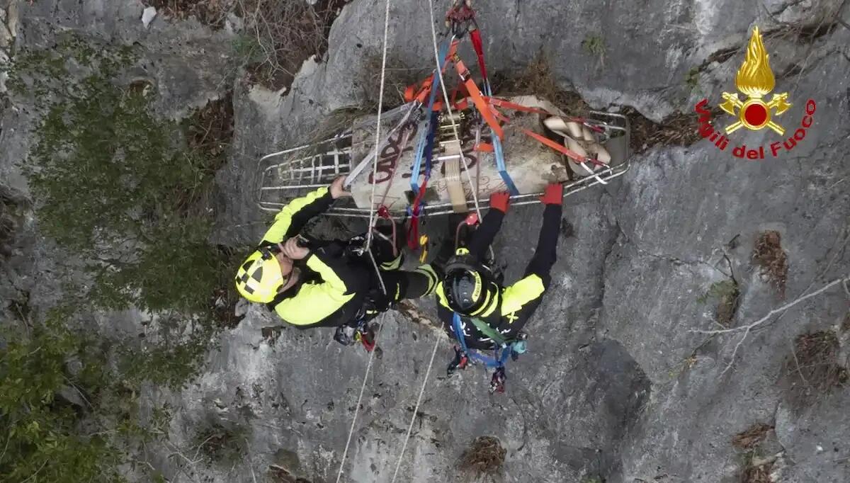 Scoperto manufatto storico durante l'addestramento: recuperata una fontana in pietra risalente al 1931 - 