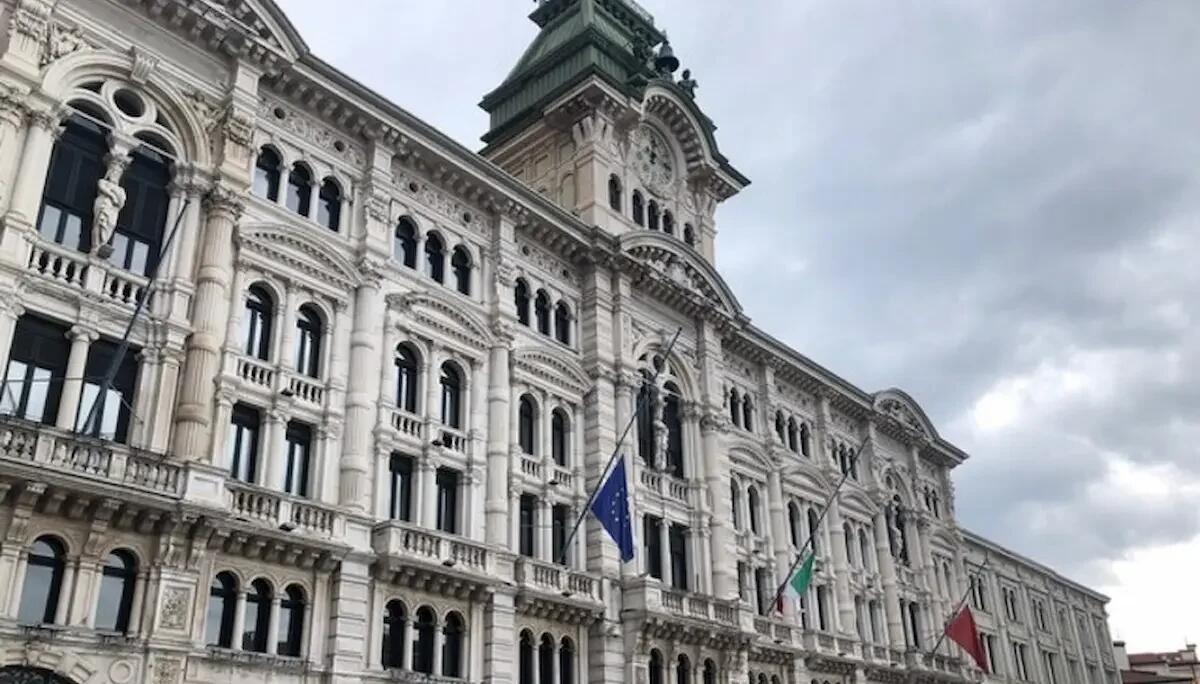 Panico a Trieste, scatta l'allarme bomba al Palazzo di Giustizia: edificio e scuole limitrofe evacuati - 