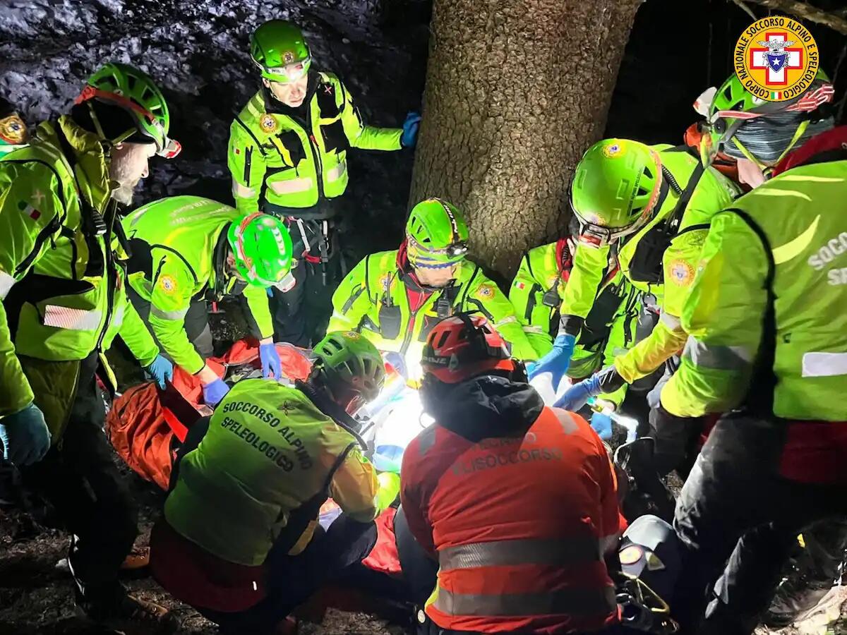 Cade da un albero e sbatte la testa durante la battuta di caccia: grave un 83enne - 