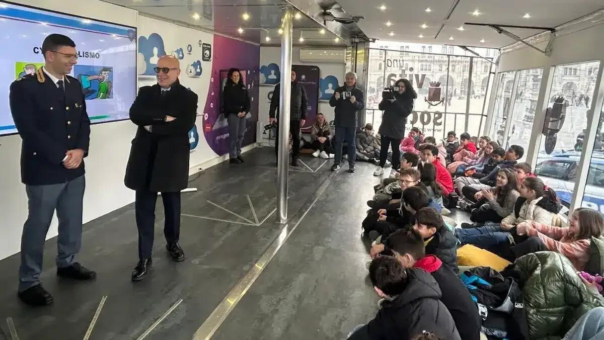 Polizia di Stato in prima linea contro i rischi della rete: ritorna "Una Vita da Social" in FVG - 