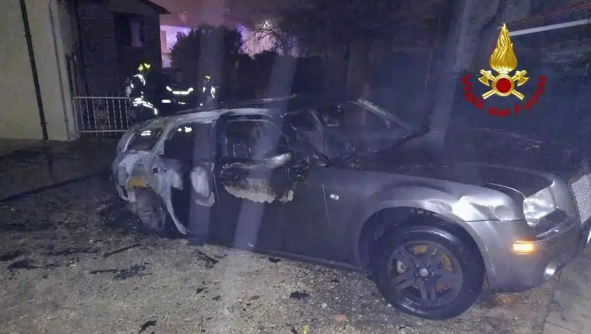 Auto in fiamme nella notte: veicolo distrutto - 