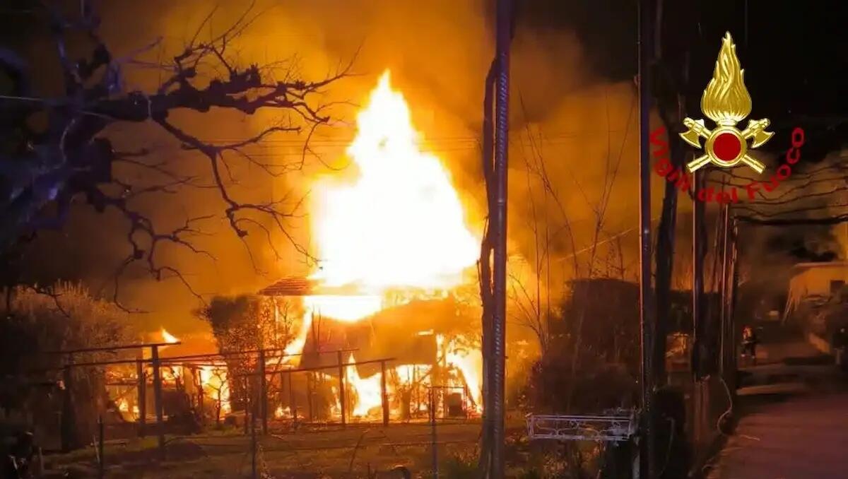 Incendio in un capannone agricolo: il fuoco raggiunge una bombola di GPL, esplosione devastante - 