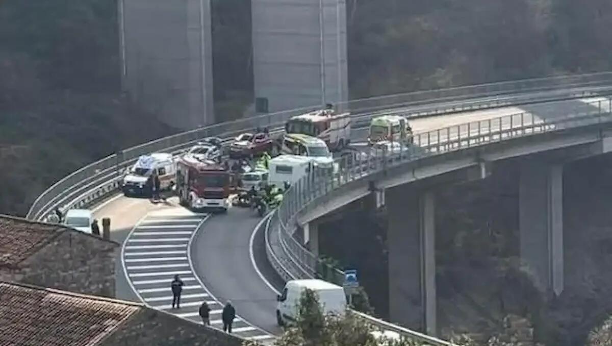 Schianto tra un camper e due auto: muore una bambina e si registrano cinque feriti - 