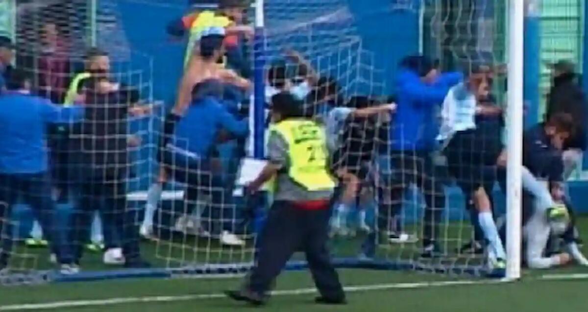 Rissa durante la partita Juniores, botte in campo e negli spogliatoi: partita sospesa - 