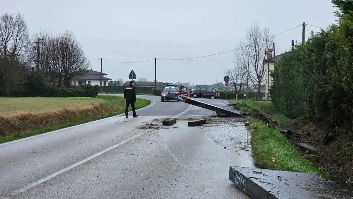 Tragedia sfiorata in strada: tre lastre d'acciaio si sganciano dal camion, danni all'asfalto e a una casa - 