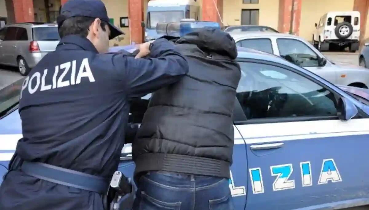 Attimi di follia a Pordenone, si spoglia in Piazza e aggredisce due poliziotti: arrestato un uomo - 