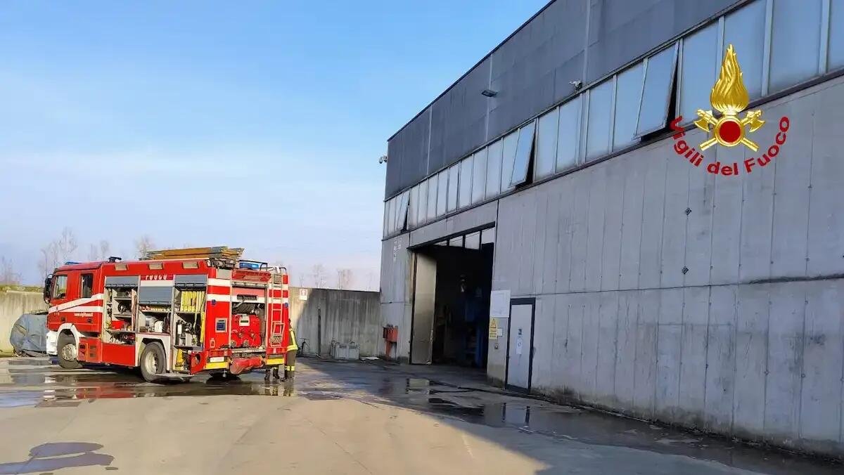 Prende fuoco un macchinario aspira polveri: attimi di paura in azienda - 