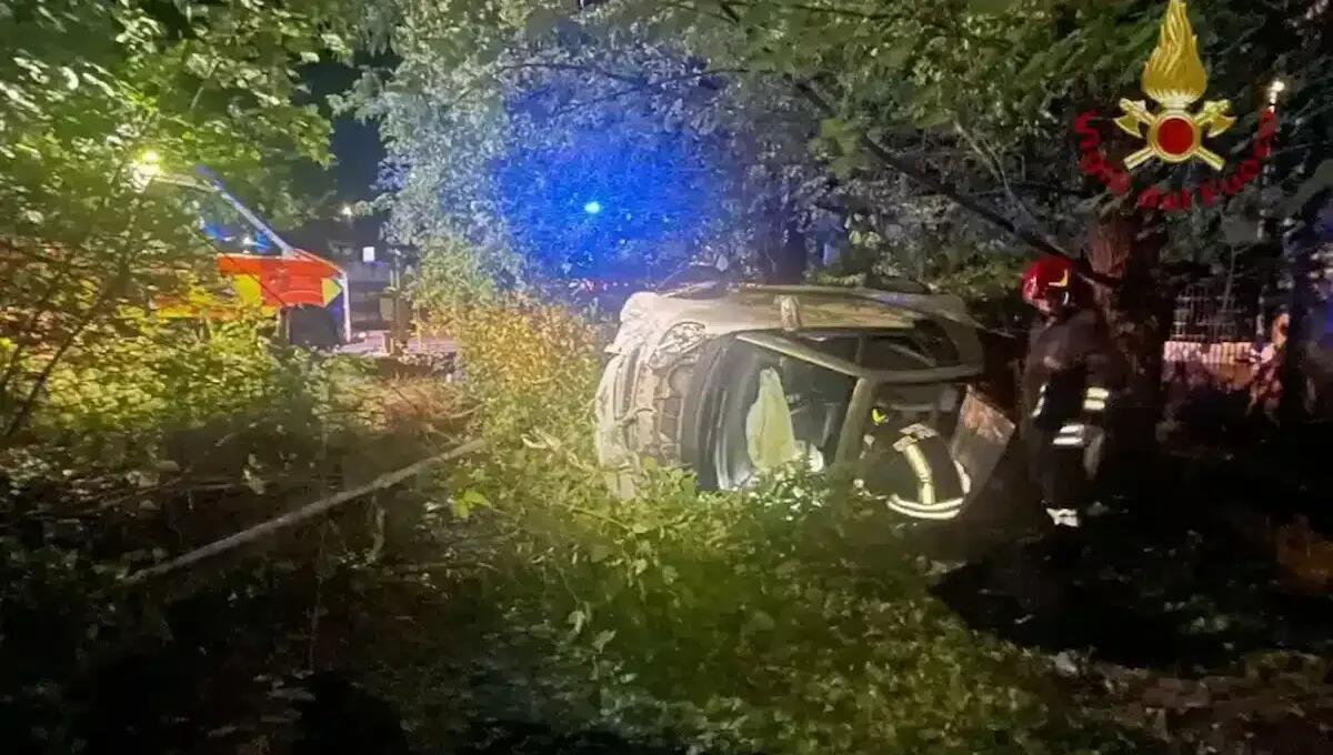 Perde il controllo dell'auto in curva e finisce nel fosso: impatto mortale per il neopatentato Federico Costa - 
