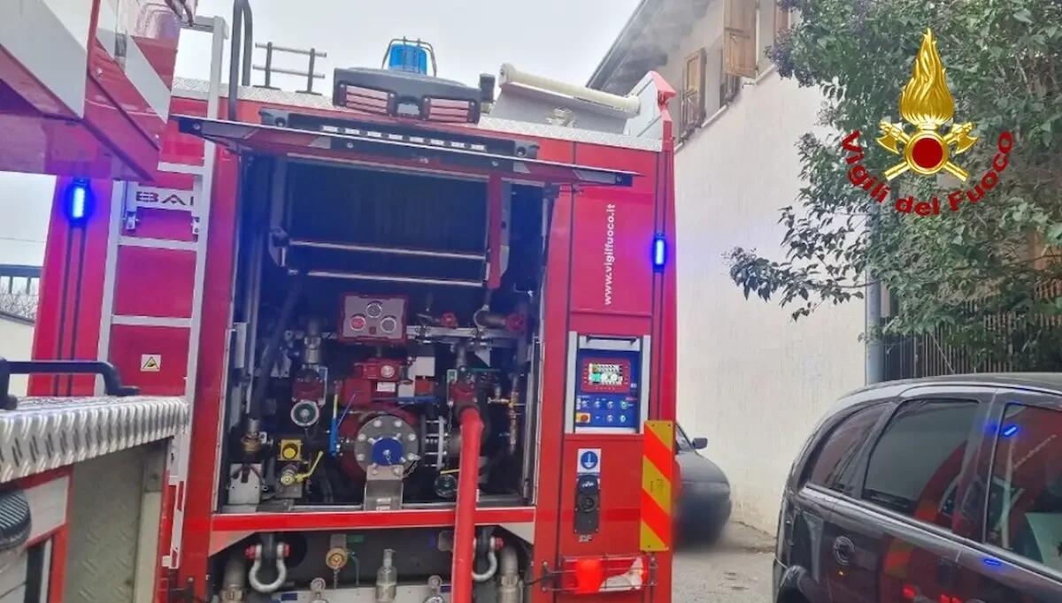 Fuoco in un'abitazione: tre persone si rifugiano sul terrazzino al piano superiore per sfuggire alle fiamme - 
