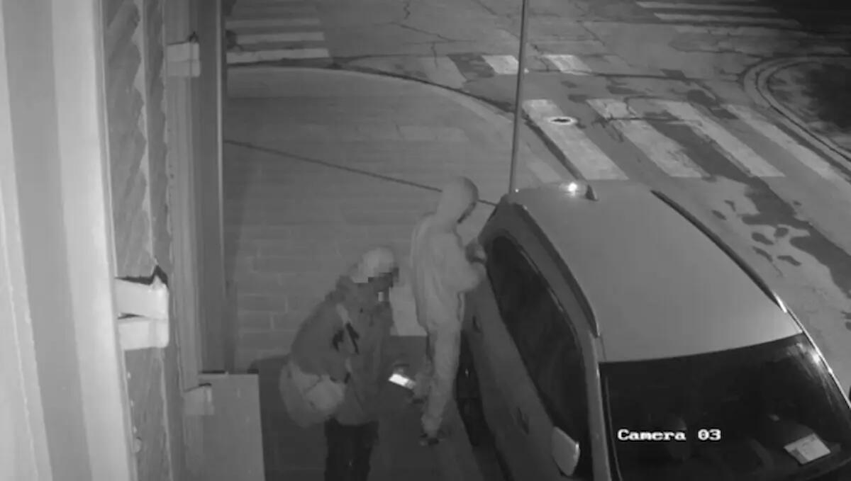 Furto da un'auto parcheggiata, 4 ragazzini beccati grazie alla videosorveglianza: denunciati - 