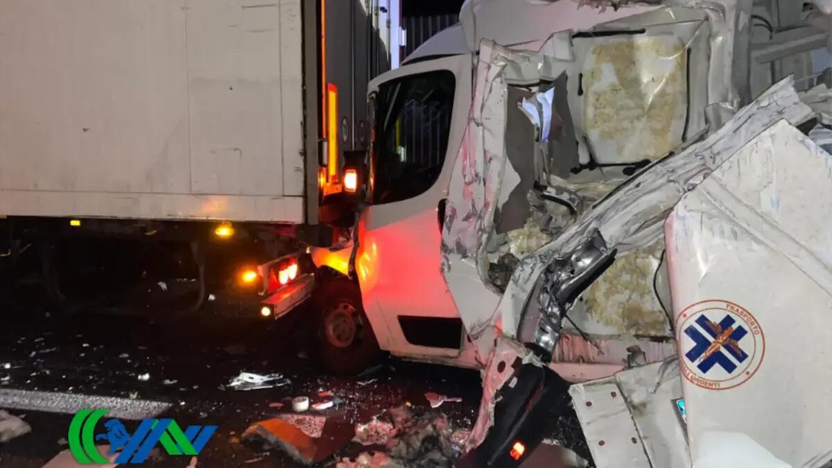 Furgone schiacciato tra due camion in una piazzola di sosta: paura per il conducente, rimasto ferito - 