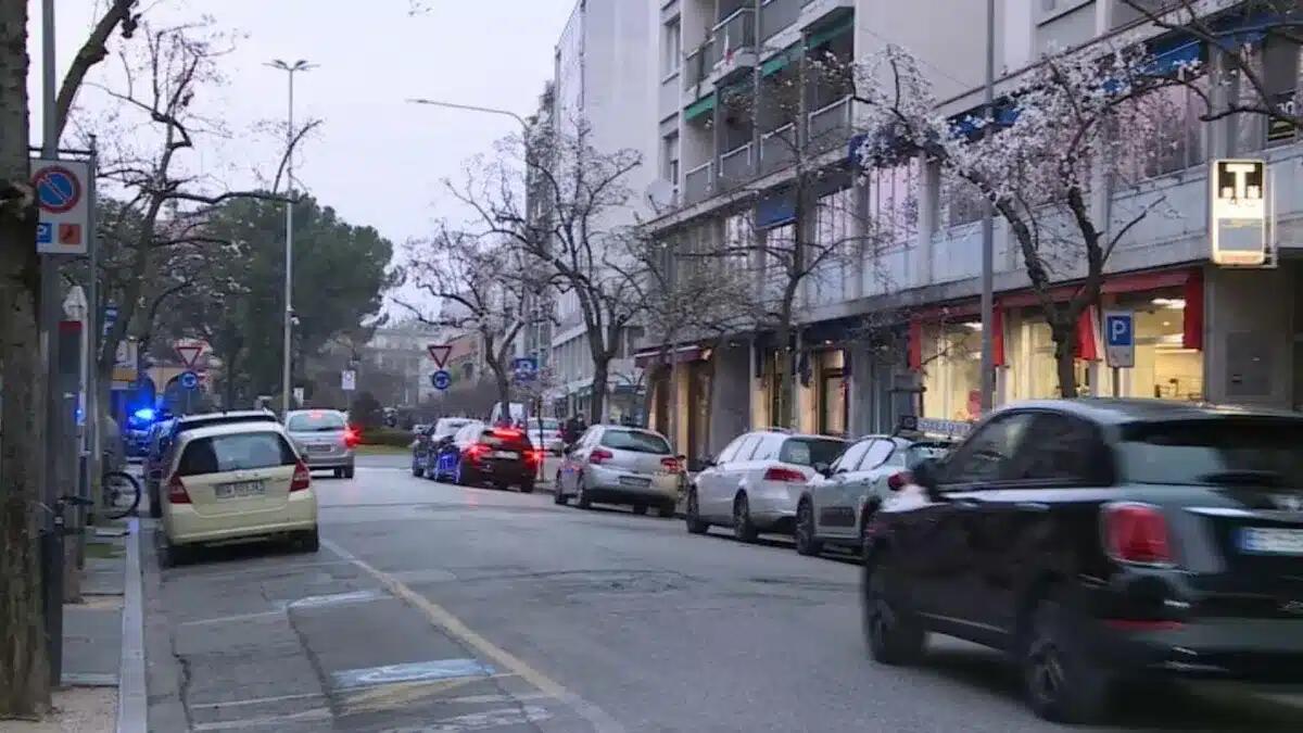 Investita sulle strisce in pieno centro, resta incastrata sotto l'auto: estratta e portata d'urgenza in ospedale - 