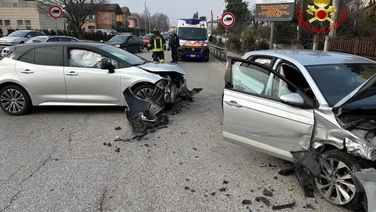 Violento scontro tra due auto: feriti entrambi i conducenti - 