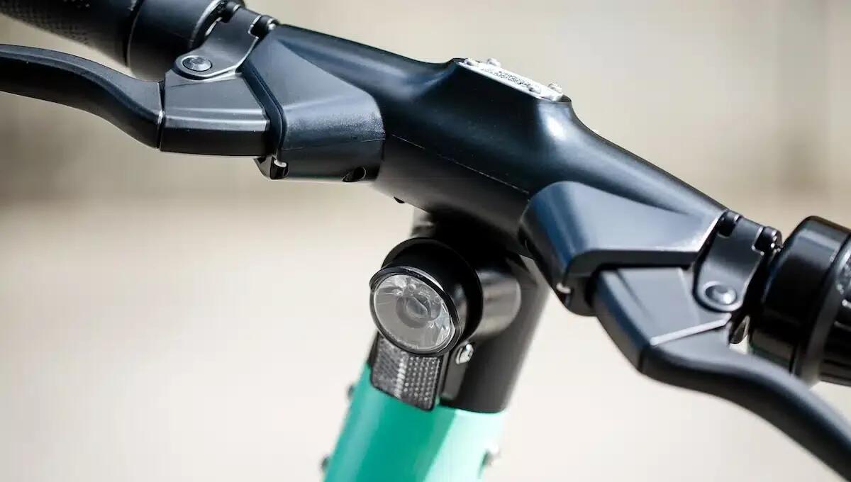 Sfrecciava a oltre 80km/h col monopattino elettrico modificato: multato 27enne, sequestrato il mezzo - 