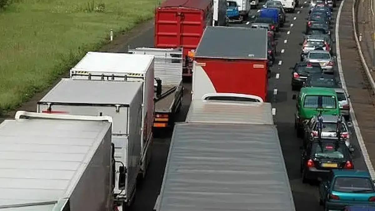 Due camion si ribaltano: traffico bloccato e un ferito - 