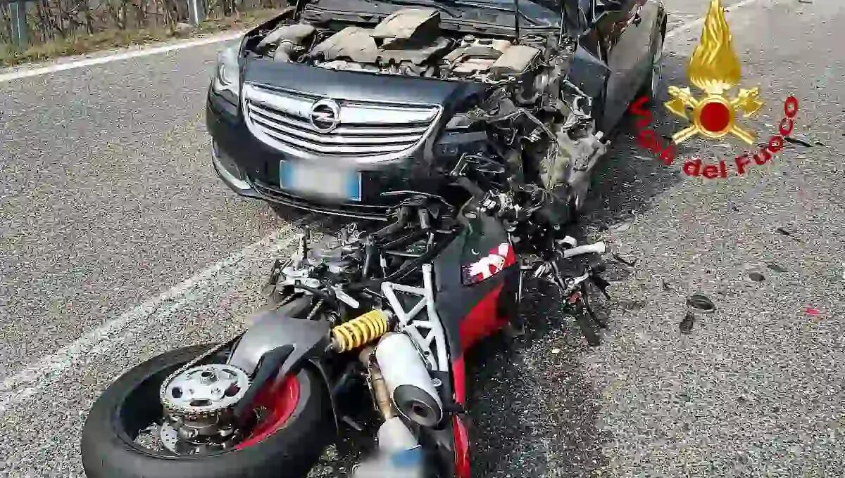 Duplice intervento dei VVF: auto prende fuoco e  scontro frontale tra auto e moto - 