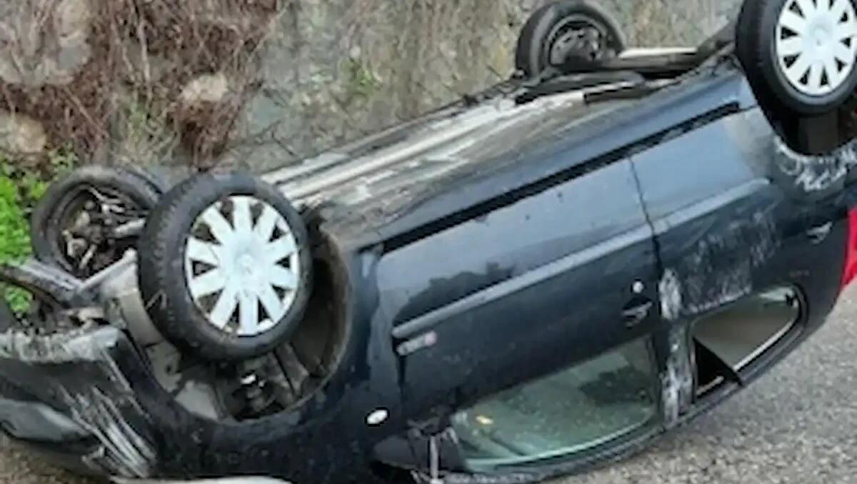 Monselice, auto si ribalta: neopatentato salvo per miracolo - 