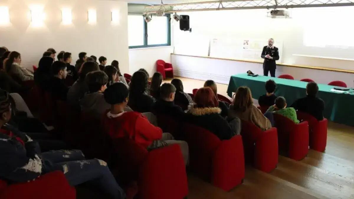 Scuola e legalità: i carabinieri sensibilizzano gli studenti dello IAL di Aviano contro violenza e droghe -