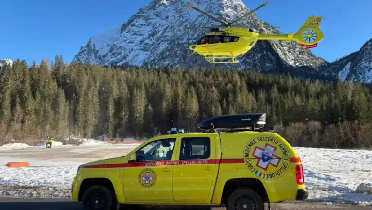 Si sente male in montagna, colpito da un malore: elisoccorso in azione per salvare un uomo - 
