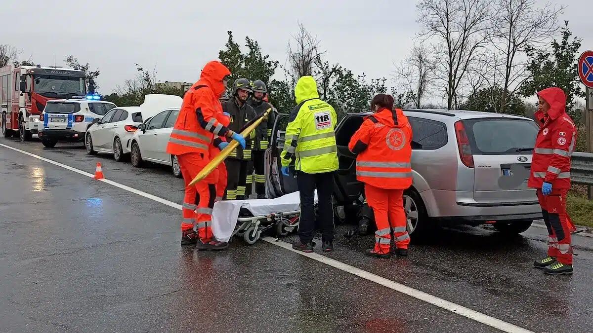 Pozzuolo del Friuli, tamponamento tra tre auto lungo la Regionale 353: tre persone ferite - 