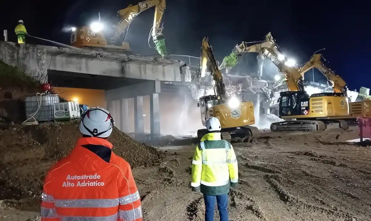 Autostrada A4, demolito il cavalcavia di via Vittoria a Cessalto. Ecco come è andata - 