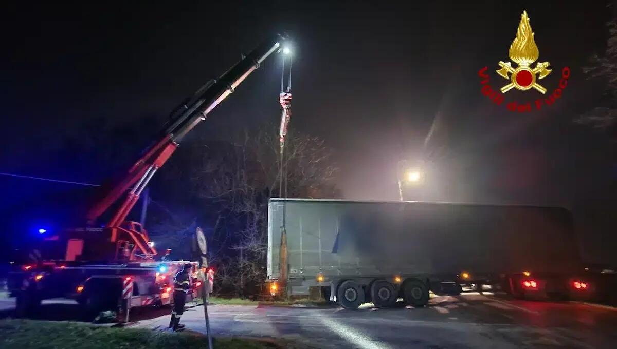 Autoarticolato rischia di rovesciarsi dopo una curva stretta su un argine: rimesso in carreggiata - 