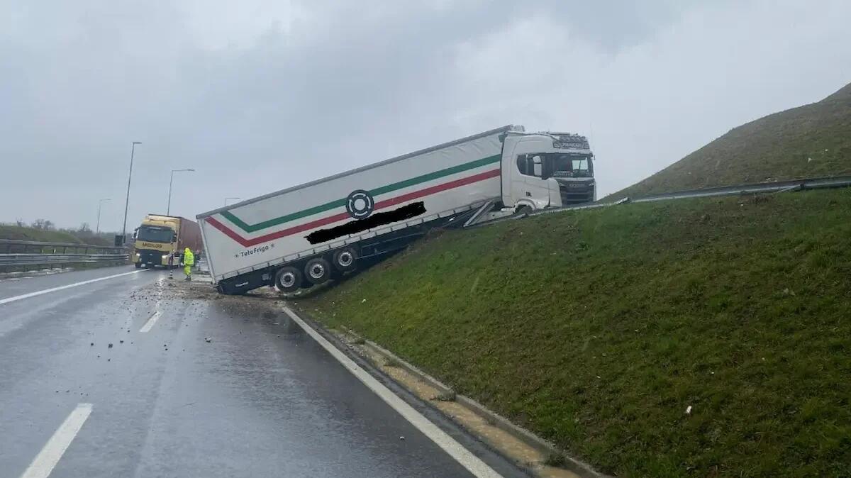 Palmanova, camion esce fuori strada all'ingresso dell'A23: il mezzo finisce sulla scarpata laterale - 