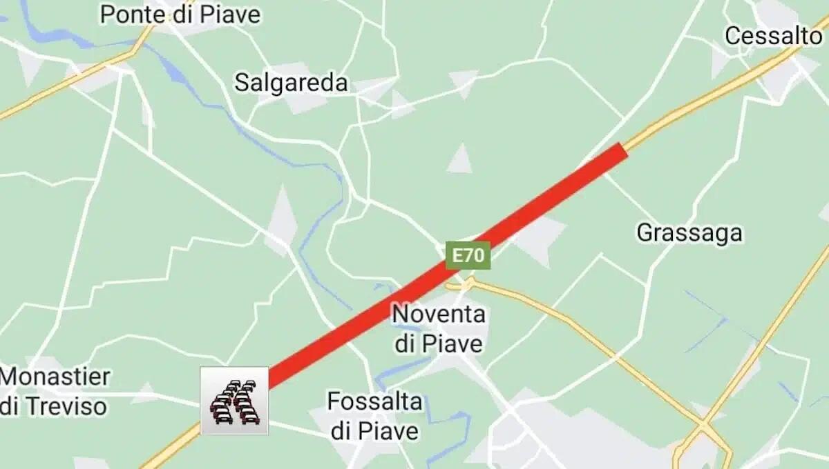 Colto da malore in A4, accosta urtando le barriere per 200 metri: muore un camionista - 