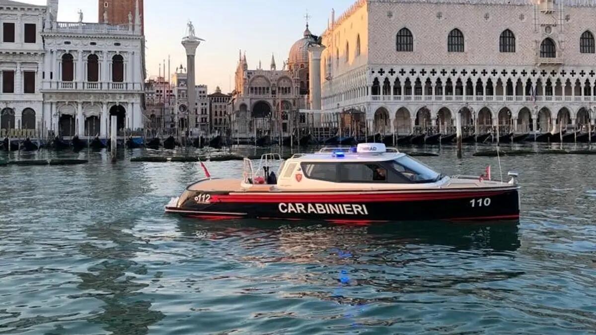 Vendeva merce senza etichette per i consumatori: 3500 articoli distrutti, multato il titolare del negozio - 