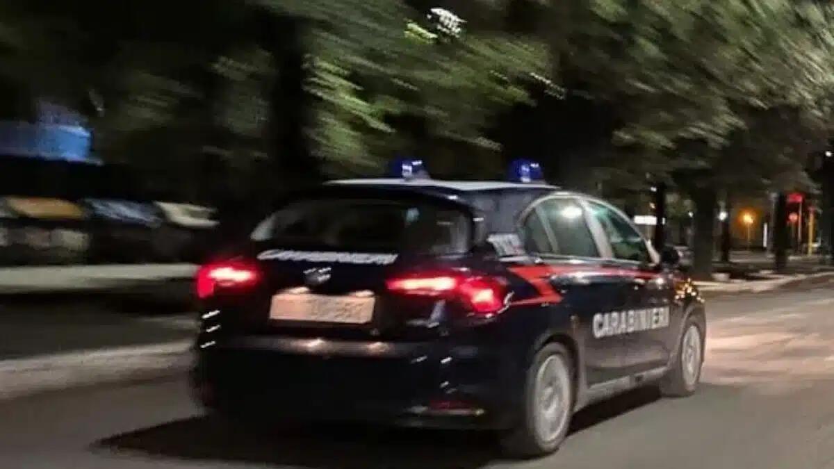 Tentano la spaccata in gioielleria: uno dei ladri si getta nel canale per fuggire, recuperato in fin di vita - 