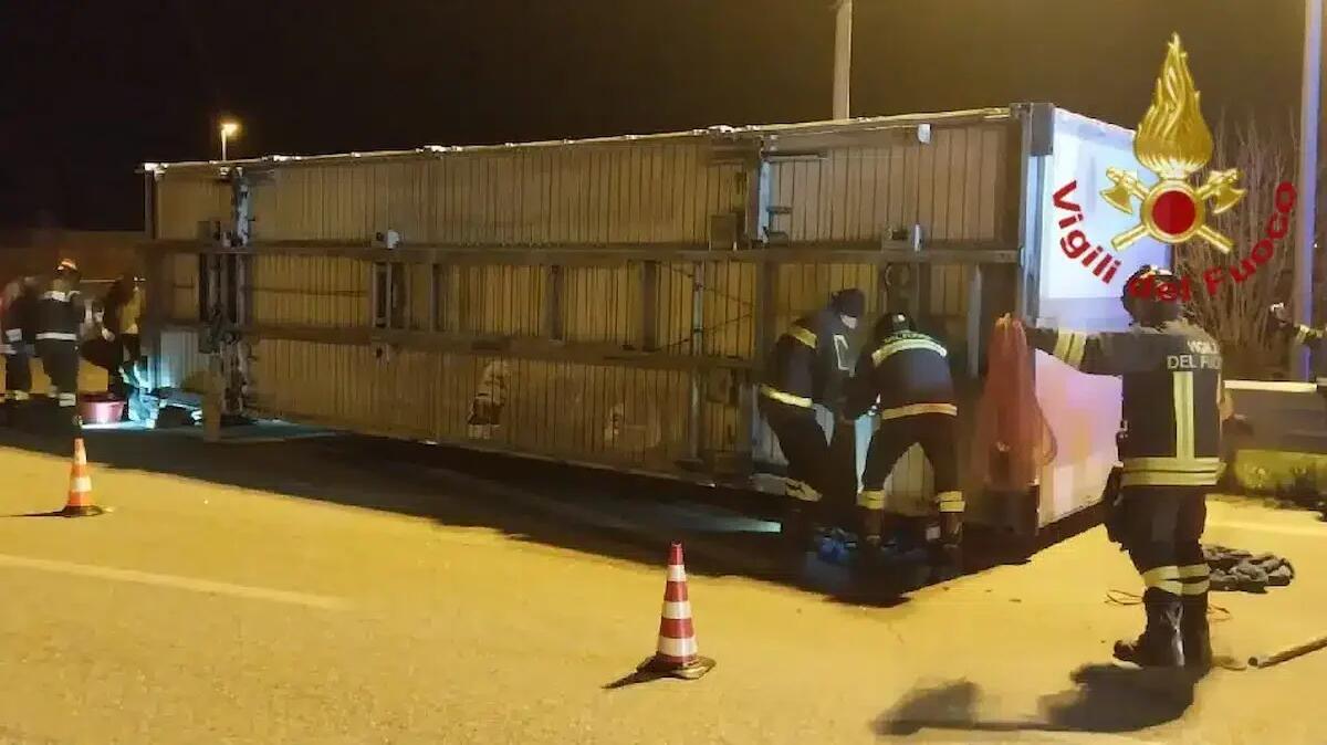 Camion perde il carico alla rotatoria: cassone pieno di mobili si rovescia, recupero durato ore - 