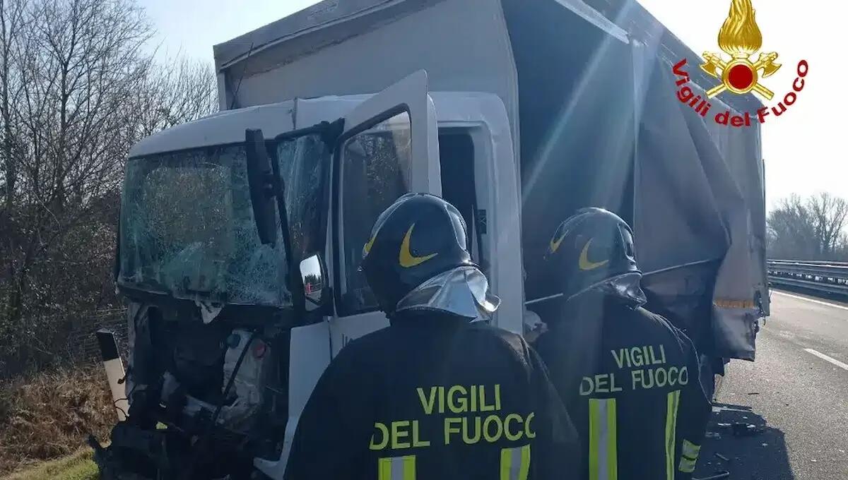 Scontro tra mezzi pesanti sull'A28: autista ferito rimane schiacciato tra le lamiere, estratto - 