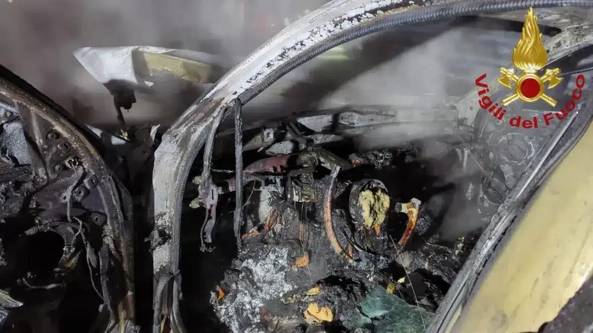 Auto prende fuoco in autostrada, conducente accosta e si salva: veicolo distrutto, traffico in tilt - 