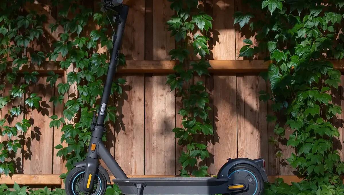 Girava su un monopattino elettrico truccato violando le normative: multa salatissima per un giovane - 