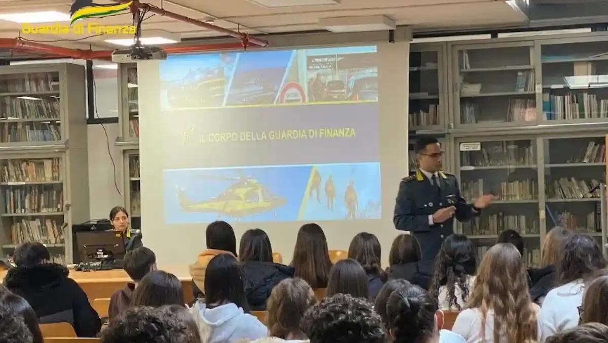 Guardia di Finanza nelle scuole di Venezia per educare alla legalità -
