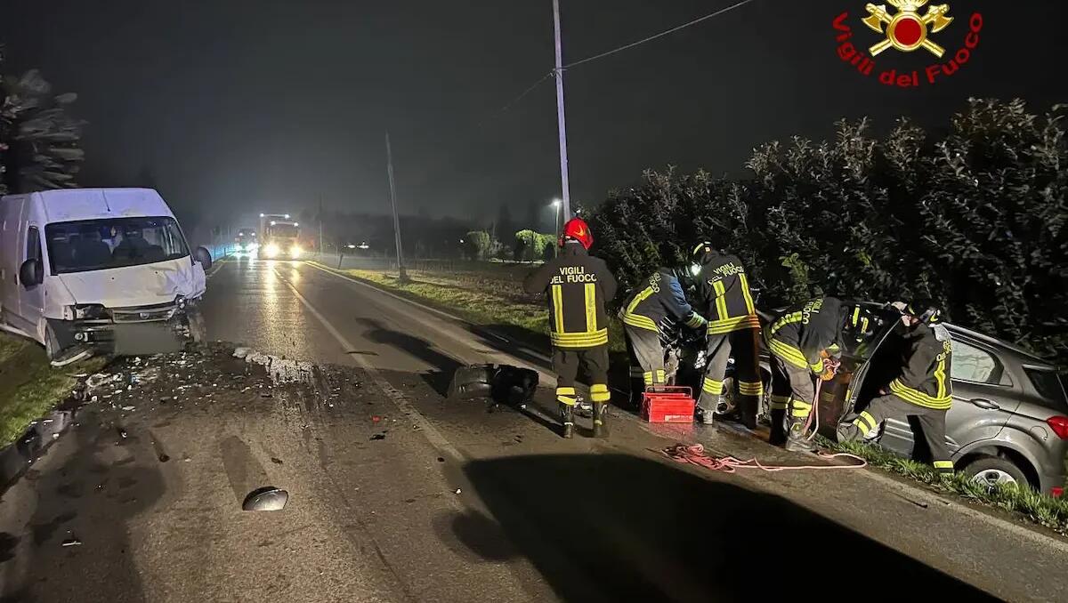 Scontro tra due auto e un furgone: due feriti - 