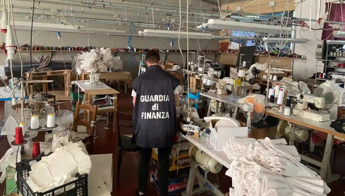 Aveva evaso il fisco per 3 anni: finisce in carcere un imprenditore tessile, confiscati beni per 250mila euro - 